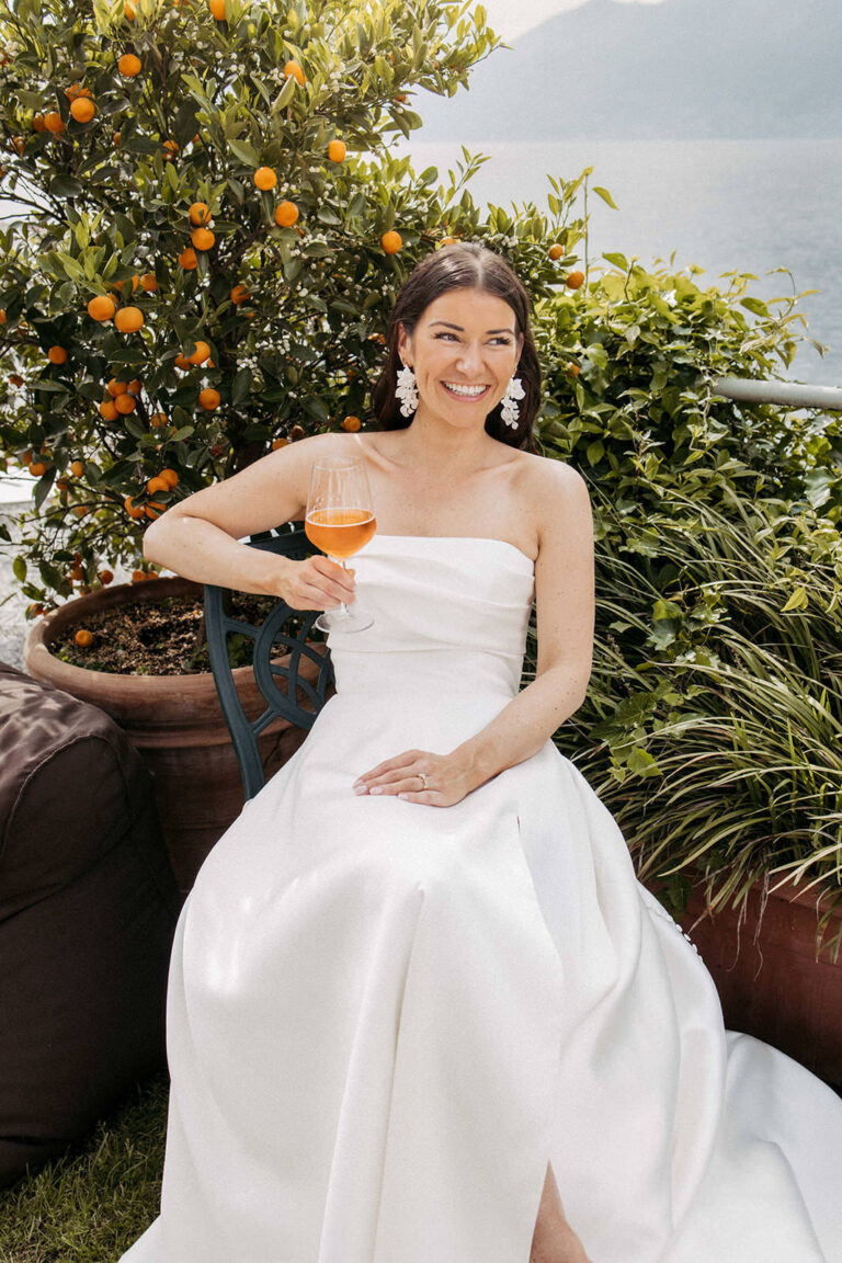 Hochzeitsfotograf Gardasee 20 Braut mit einem Aperitif vor einem Zitrusbaum am Gardasee