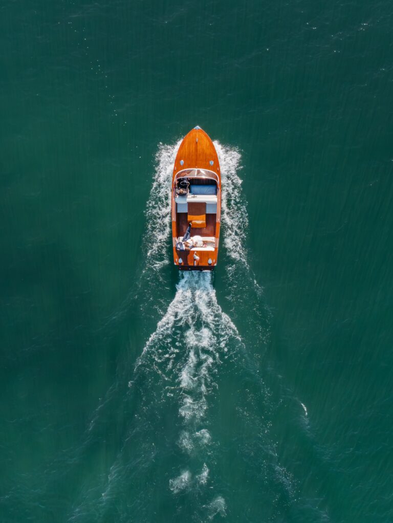 Hochzeitsfotograf Gardasee 24 Brautpaar auf Holzboot bei Sonnenlicht – Hochzeit am Gardasee